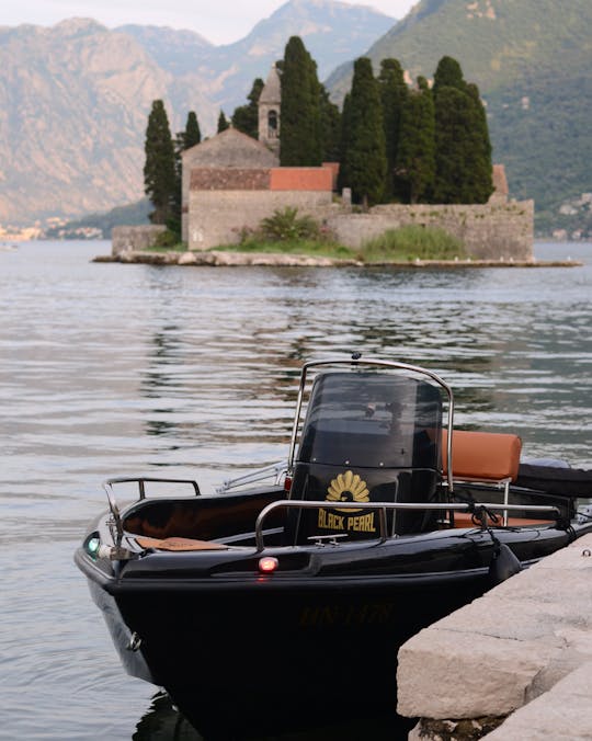 Tour privado de Black Pearl Perast: Nuestra Señora de las Rocas, Cueva Azul y Lagunas 