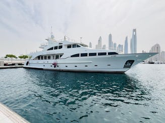 YATE CON JACUZZI DE LUJO BENITTI DE 110 PIES EN DUBAI