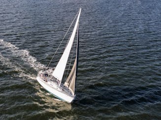 Passe o dia em Buzzards Bay - Navegue em “Hamlet”, um piloto/cruzador de 35 pés J/105 