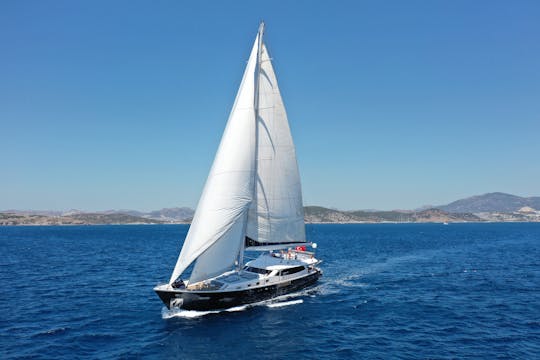 Lujosa goleta de vela de 38 metros: ¡explore Bodrum con estilo!