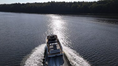 El lujo te espera en el yate D32 De Antonio en la Comunidad Valenciana