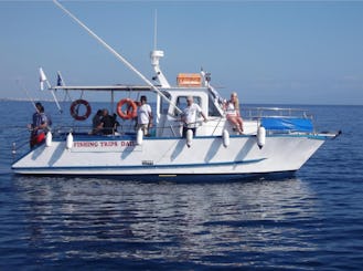 Desfrute de uma viagem de barco de pesca em Protaras Agia Napa com o Capitão Sócrates