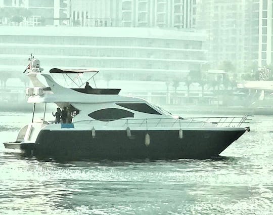 Black Queen Super Sundeck Luxury Azimuth 65 pieds dans la marina de Dubaï pour 22 personnes