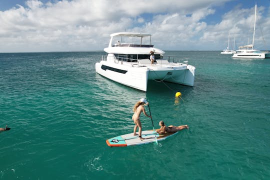 Tout nouveau catamaran à moteur ANGUILLA à 53 moteurs