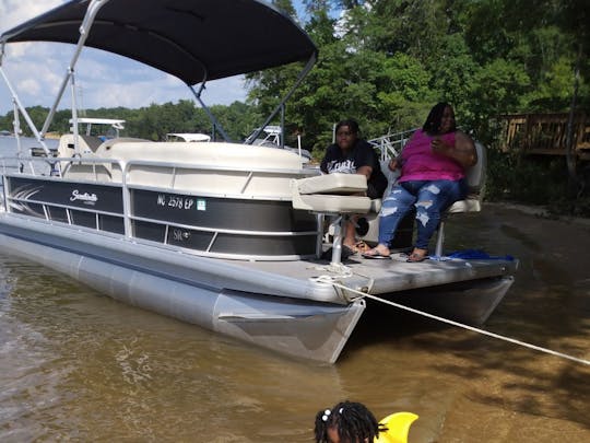 Plaisir estival sur un lac dans la ville reine avec le ponton Godfrey Sweetwater