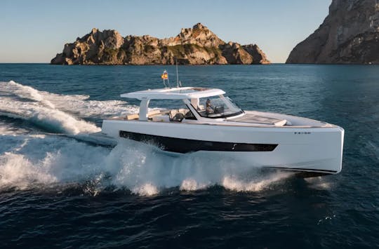 El Ibiza Yacht 53 viene con equipo de snorkel y tabla de remo