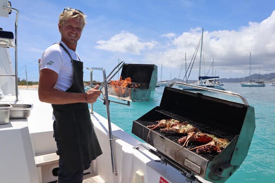 Aluguel de dia compartilhado em catamarã de luxo St Martin com almoço gourmet de 4 pratos