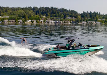 Nouveau bateau de wakesurf et de wakeboard de luxe Tige 23zx sur le lac Sammamish