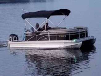 20 ft Pontoon Boat Rental in Cornelius, North Carolina