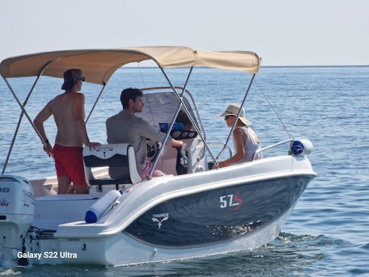 Bateau à pont Trimarchi 57S Pro : explorez la côte sicilienne en tout confort