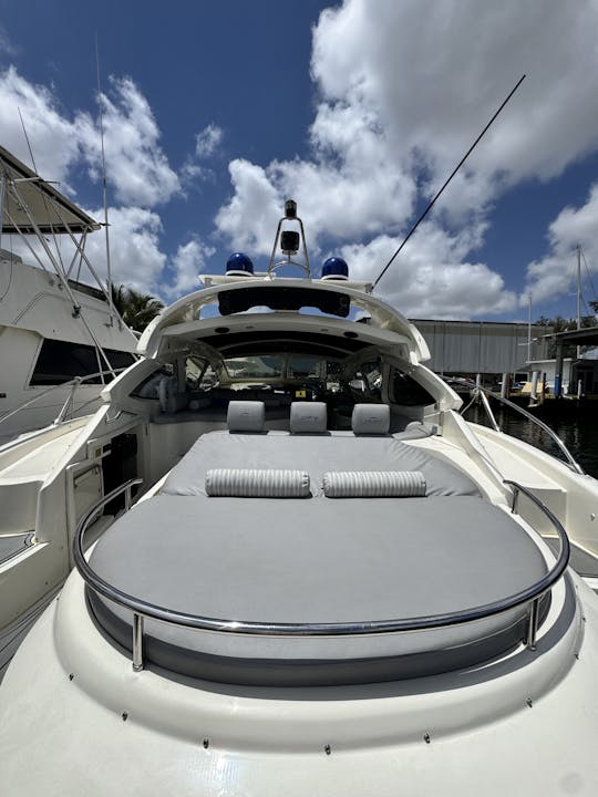 Parfait pour les groupes : yacht Azimut de 60 pieds avec réduction de lancement !