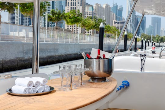 Croisière au coucher du soleil à Dubaï avec barbecue en direct et boissons (voyage partagé de 2 heures)