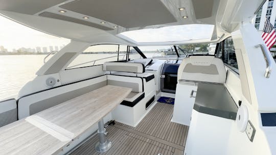 Votre meilleure option sur l'eau | Yacht à moteur Jeanneau de 42 pieds avec beaucoup d'espace