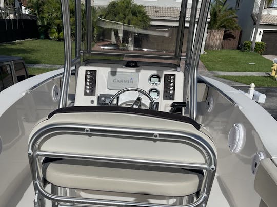 2020 Robalo 21ft Center Console for Sandbar or Sightseeing in Miami, Florida