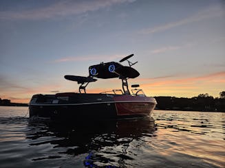 Moomba Mojo Bowrider para surfear, despertarse y relajarse en Granite Falls, Carolina del Norte