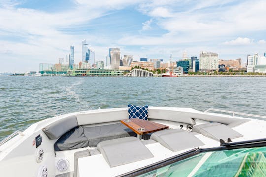 * Female Owned* SPECIAL PRICING- NEW LUXURY YACHT -MANHATTAN-12 GUESTS