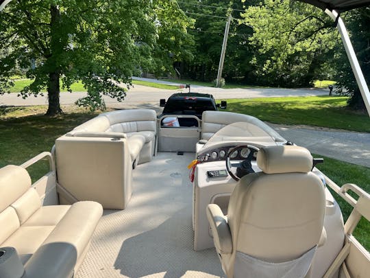 22' Bentley Pontoon - Enjoy a day of luxury and fun in the sun!