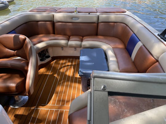 Surfez et détendez-vous dans l'endroit le plus chaud du lac Austin 125$ par heure Capitaine inclus