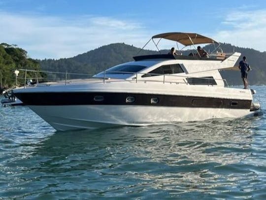 Yacht à moteur Intermarine 440 de 44 pieds à Ubatuba, São Paulo