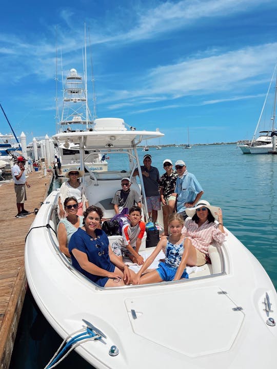 Baleeiro de Boston abre o 320 Outrage Deck Boat em La Paz, Baja California Sur 