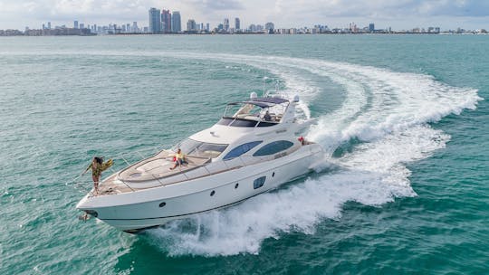 Azimut luxuoso de 70 pés com 2 jet skis incluídos em Miami para até 13 pessoas