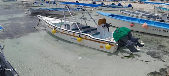 Bateau à moteur et piscine naturelle de l'île de Saona