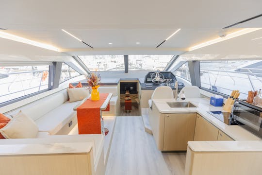 Yacht à moteur Viva 52 pieds pour 17 personnes