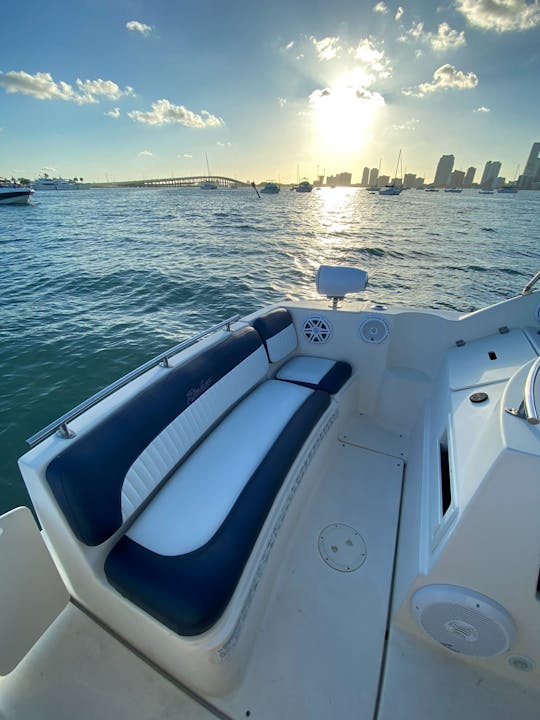 ¡Navega por las hermosas aguas de Miami en este barco Rinker Fiesta de 30 pies!