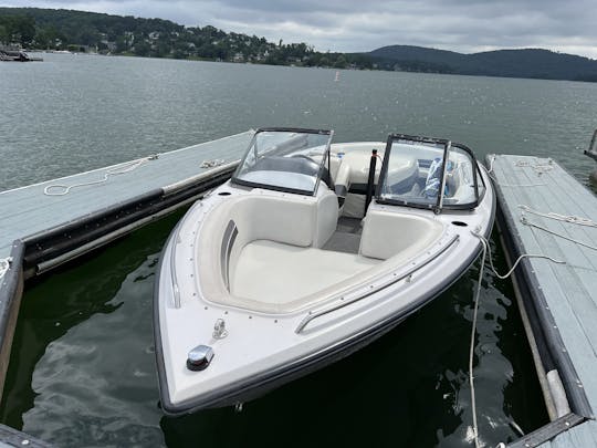 Barco de esqui náutico: instrução de esqui, tubulação, pesca e diversão no Lago Zoar