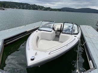 Bateau de ski nautique de 20 pieds : cours de ski, tubing, pêche et divertissement sur le lac Zoar