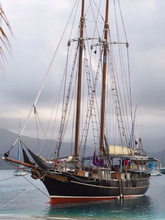 Sailing in San Blas islands on a ancient schooner 