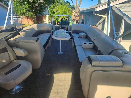 Spacious 24ft Pontoon Boat - Perfect for Family Fun and Friend Gatherings