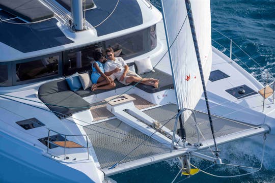 Location de catamaran à moteur de luxe Lagoon 51 sur la Côte d'Azur, France