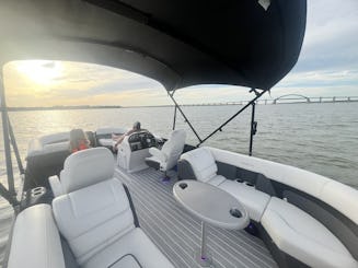 Plongez dans une escapade inoubliable sur un lac avec le TRIFECTA Tritoon