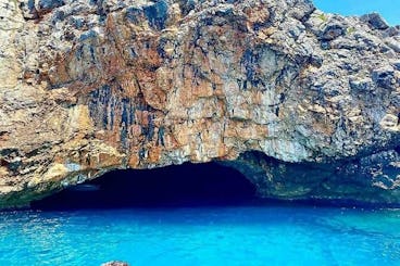 Explore la magnífica cueva azul en un recorrido de 3 horas