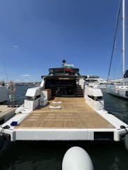 Luxo elegante no mar: frete o ousado e inovador Bluegame BGX63