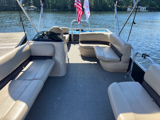 22ft SunTracker Party Barge on Lake Anna 