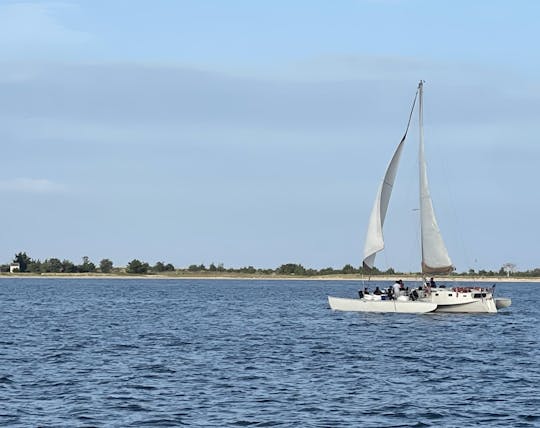 Um trimarã luxuosamente equipado com certificação USCG para grupos grandes e pequenos