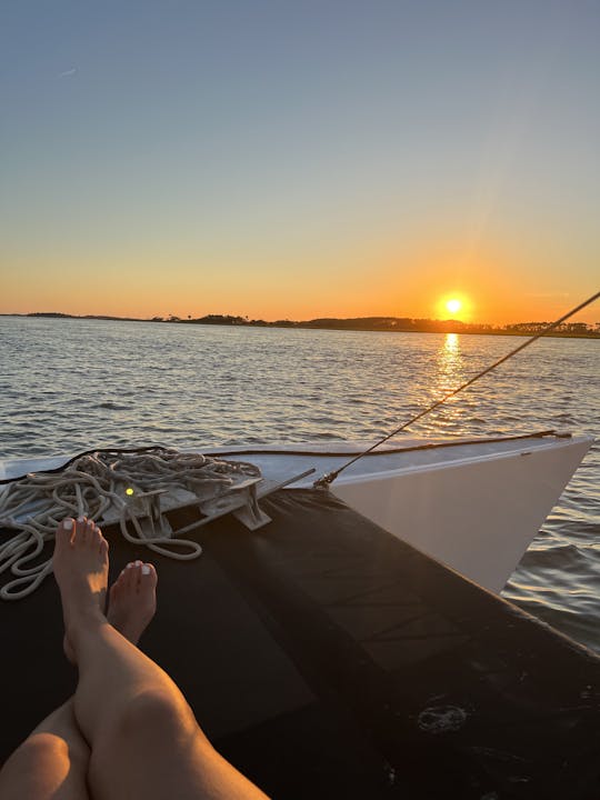 FOLLY BEACH CATAMARAN SUNSET SAIL, partindo de barco em Folly River e aterrissando 190/h