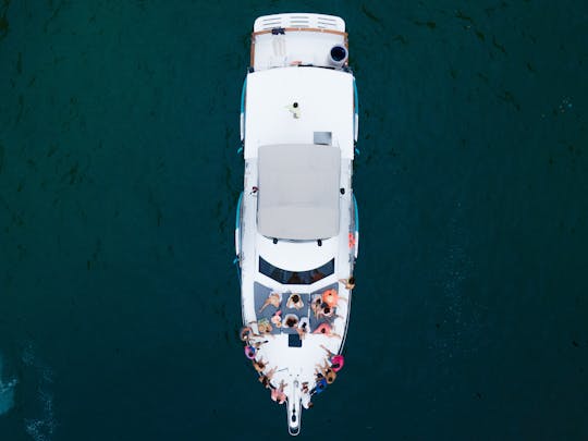 HAPPY HOUR | Amazing Carver 50ft Yacht, the best summer getaway ever at PV.