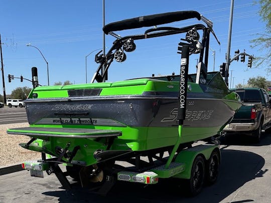 Wakeboat Supreme S211: ¡Ven a colgar 10 por un día!