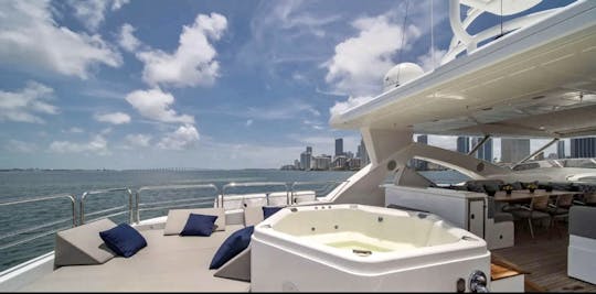 Super yacht SUNSEEKER 120 à Cancún. L'équipage du Super Yacht