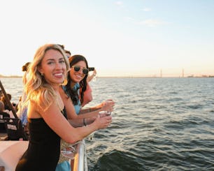 Ingressos Mermaid Monday Sunset Sail — Descontos para noites femininas e especiais de bar