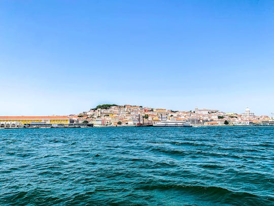 Excursion touristique privée en voilier de 2h à Lisbonne