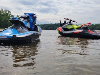 Jet Set em Mt Isle Lake com esses jet skis Sea-Doo