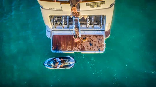 Experience Miami Beach Luxury on the AZIMUT 100' FLY Yacht