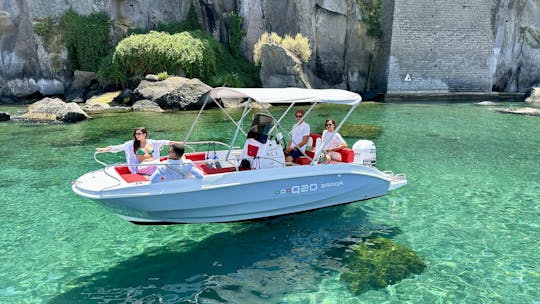 カプリ島でのボートツアー (オールインクルーシブ)