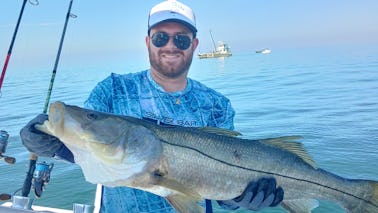 Embarque em uma viagem de pesca com o SeaHunt 22ft CC enquanto mergulha na grande!