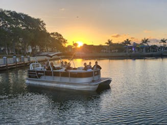 22 pieds. Mac Daddy of Pontoons : une conduite spacieuse, confortable et fluide !