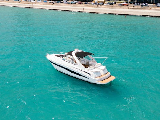 37' Beautiful Sea Ray Venture - Explore Chicago's Famous Playpen